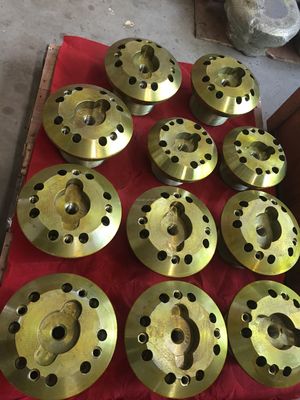 Carbon Steel Feed Plate and Locking Bolt for HP400 Cone Crusher Spare Parts 1093040077